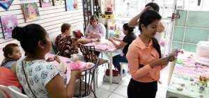 Un grupo de artesanas elabora adornos en el local de Ana Mar&iacute;a Y&eacute;pez, ubicado en el centro de Guayaquil.