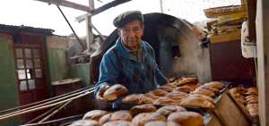 Fausto L&oacute;pez, de 75 a&ntilde;os, forma parte de la econom&iacute;a popular y da trabajo a 15 personas en su microempresa ubicada en la ciudad de Ambato.