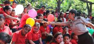 Los ni&ntilde;os de la fundaci&oacute;n Amigos de los Equinos recibieron refrigerios y obsequios por parte del personal de la Polic&iacute;a Nacional. 