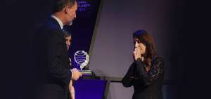El rey de Espa&ntilde;a, Felipe VI, acompa&ntilde;ado de su esposa, la reina Letizia, entrega el Premio de Novela Planeta 2016 a Dolores Redondo.