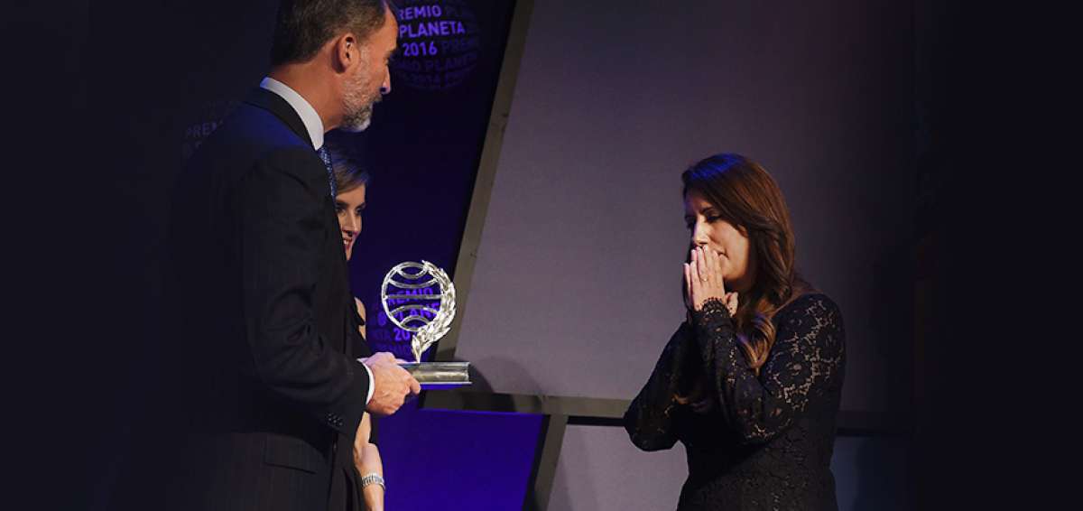 El rey de Espa&ntilde;a, Felipe VI, acompa&ntilde;ado de su esposa, la reina Letizia, entrega el Premio de Novela Planeta 2016 a Dolores Redondo.