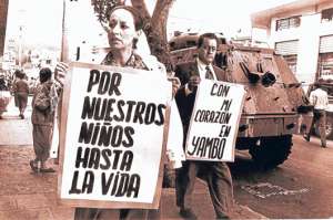 Luz Elena Arismendi y Pedro Restrepo en una protesta frente a la Comandancia de Polic&iacute;a. Fotograma de &lsquo;Con mi coraz&oacute;n en Yambo&rsquo;. Foto: Cortes&iacute;a