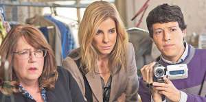 De izquierda a derecha, Ann Dowd, como Nell; Sandra Bullock como Jane y Reynaldo Pacheco. Foto: Internet