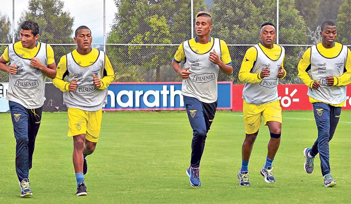 Cinco jugadores que participaron del Mundial 2014 durante una pr&aacute;ctica en la Casa de la Selecci&oacute;n, tambi&eacute;n fueron considerados por Gustavo Quinteros. Foto: Archivo / El Tel&eacute;grafo