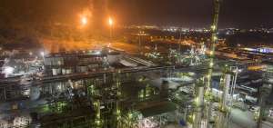La Refiner&iacute;a de Esmeraldas fue dise&ntilde;ada y construida entre 1975 y 1977 para procesar 55.600 barriles de crudo por d&iacute;a; luego esta fue ampliada.