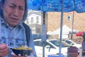 El migrante lloró tras probar el cevichocho