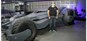 Cuando se estren&oacute; la pel&iacute;cula 'Batman v Superman', el ecuatoriano Andr&eacute;s Quirola lleg&oacute; al cine al volante de su propio batm&oacute;vil; ahora, dos a&ntilde;os despu&eacute;s, ha convertido su pasi&oacute;n de construir r&eacute;plicas de autos de celuloide en un &eacute;xito empresarial que exporta a mercados tan exigentes como Emiratos &Aacute;rabes Unidos. 