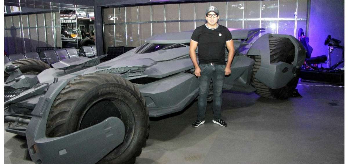 Cuando se estren&oacute; la pel&iacute;cula 'Batman v Superman', el ecuatoriano Andr&eacute;s Quirola lleg&oacute; al cine al volante de su propio batm&oacute;vil; ahora, dos a&ntilde;os despu&eacute;s, ha convertido su pasi&oacute;n de construir r&eacute;plicas de autos de celuloide en un &eacute;xito empresarial que exporta a mercados tan exigentes como Emiratos &Aacute;rabes Unidos. 