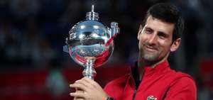 El serbio Novak Djokovic posa con el trofeo como campe&oacute;n del ATP 500 de Tokio. De esta forma se consolida en el primer puesto del ranking. 