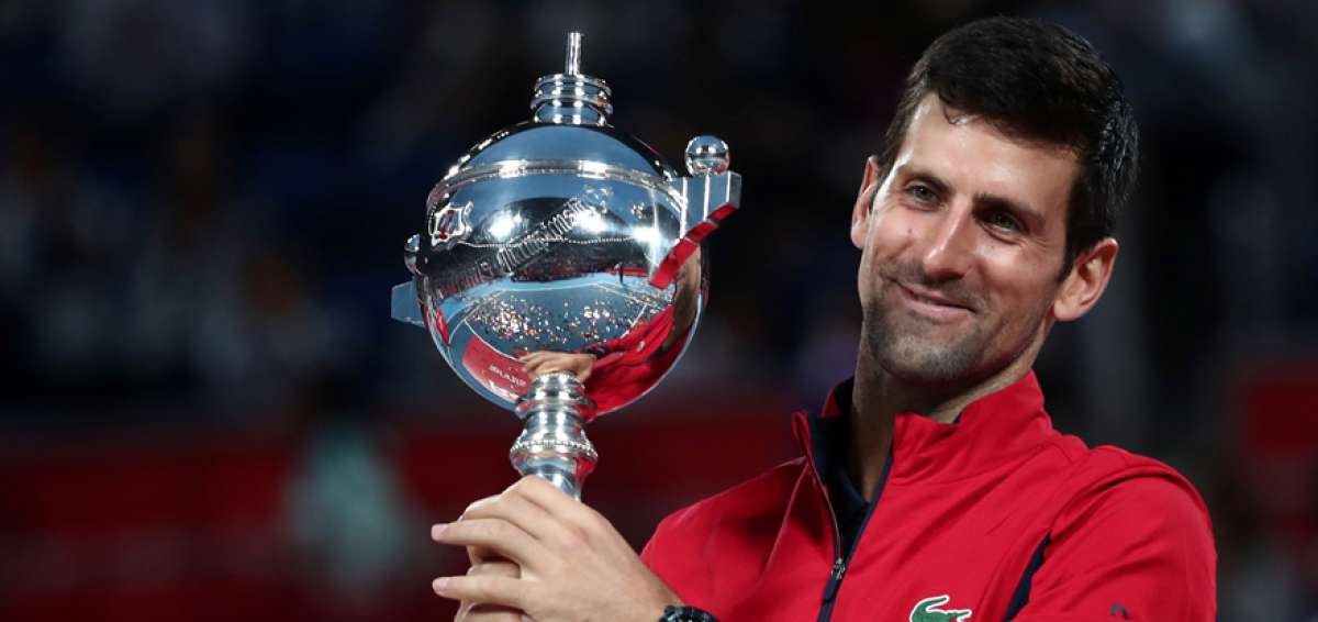 El serbio Novak Djokovic posa con el trofeo como campe&oacute;n del ATP 500 de Tokio. De esta forma se consolida en el primer puesto del ranking. 