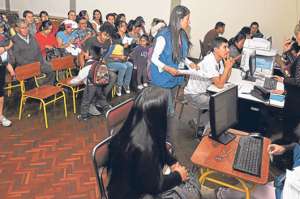 En la sedes del cant&oacute;n Cuenca no hubo complicaciones con el registro. La atenci&oacute;n para la inscripci&oacute;n estudiantil ser&aacute; hasta el 28 de junio. Foto: Jos&eacute; Luis LLivisaca | El Tel&eacute;grafo
