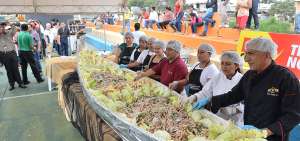 La ensalada se coloc&oacute; en una enorme balsa hecha para la ocasi&oacute;n, decorada con redes de pesca.