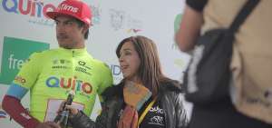 Susana Piedra durante una de las premiaciones de la competencia, junto con Jorge Montenegro, l&iacute;der de la prueba y uno de los favoritos para quedarse con el t&iacute;tulo. 
