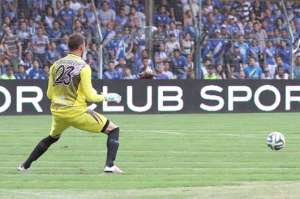 El portero del cuadro "cooperativista" le tap&oacute; un tiro penal a Mercado de Olmedo. Foto: API