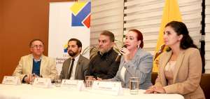 La ministra de Relaciones Exteriores, Mar&iacute;a Fernanda Espinosa, junto con la delegaci&oacute;n  que viaj&oacute; a Costa Rica el pasado jueves. A su retorno inform&oacute; sobre la gesti&oacute;n que efectuaron ante el seno de la Corte Interamericana de Derechos Humanos, en defensa de la consulta popular.