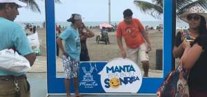 Los turistas aprovecharon para tomarse fotos con la campa&ntilde;a: "Manta est&aacute; en tu sonrisa".