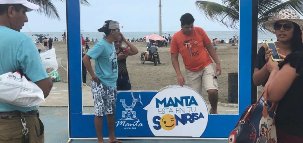 Los turistas aprovecharon para tomarse fotos con la campa&ntilde;a: "Manta est&aacute; en tu sonrisa".