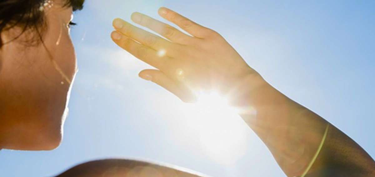 Protegerse de los rayos solares es vital para evitar cualquier tipo de afectaci&oacute;n a la piel. Los m&eacute;dicos recomiendan una serie de cuidados.