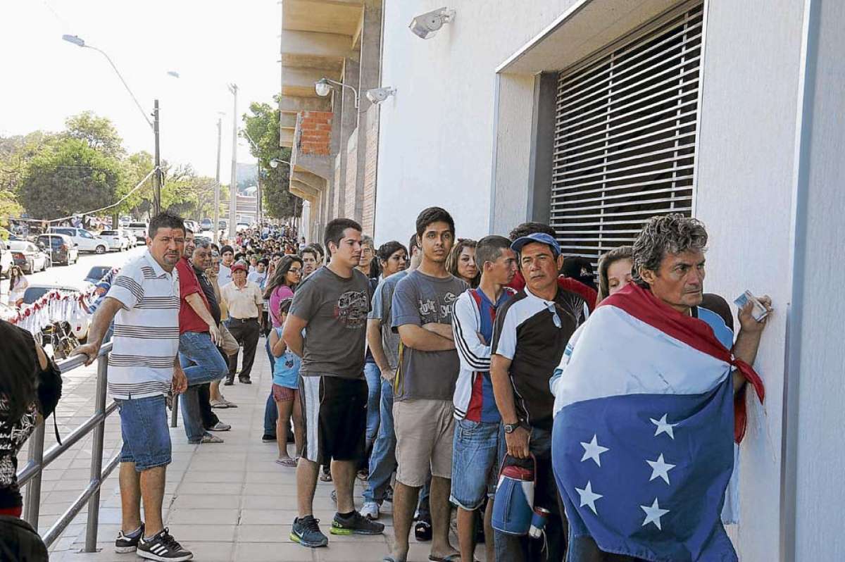 Miles de hinchas paraguayos acudieron a comprar uno de los 31 mil boletos que salieron a la venta para el choque de esta noche en el Defensores del Chaco. Foto: AFP.