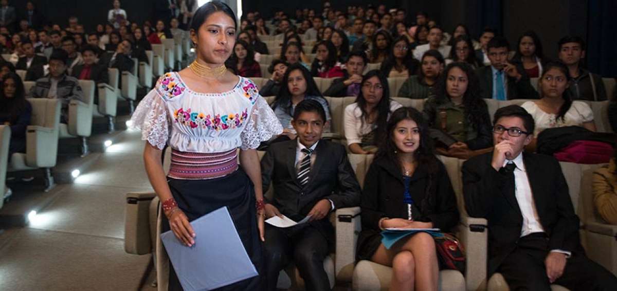 Lisbeth Guaj&aacute;n, Kelvin Ayuquina y Madeleyne Cardoso son beneficiarios de becas de la Senescyt.  