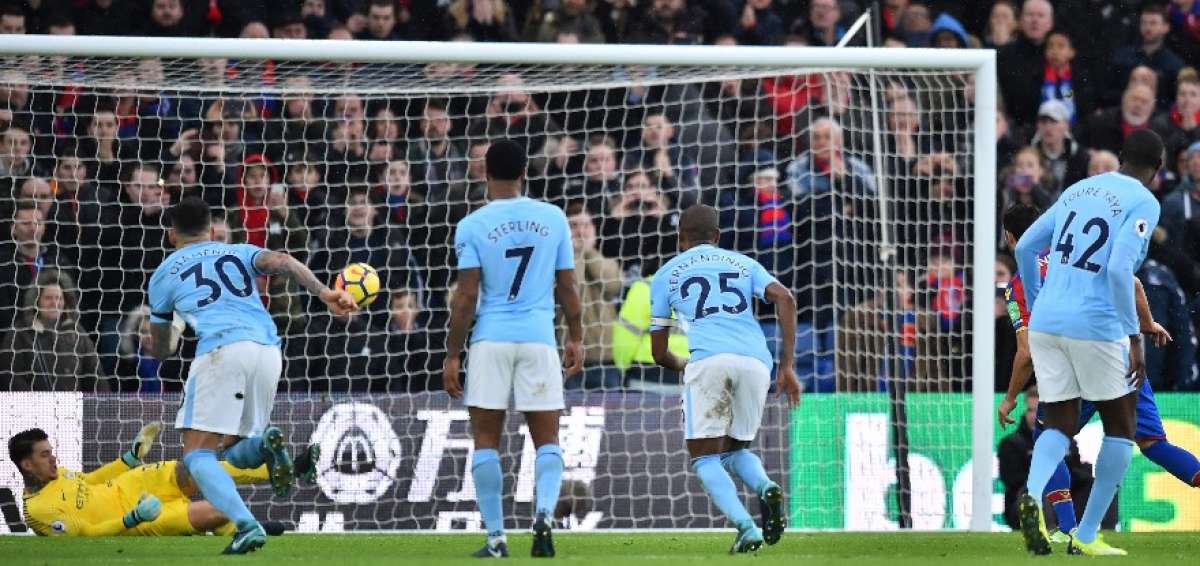 El portero Ederson evit&oacute; la ca&iacute;da del City atajando un penal del Crystal Palace.