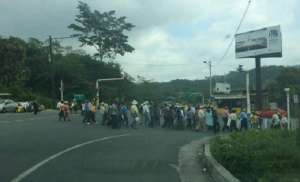 Polic&iacute;a evit&oacute; que manifestantes cierren la v&iacute;a Paj&aacute;n-Jipijapa