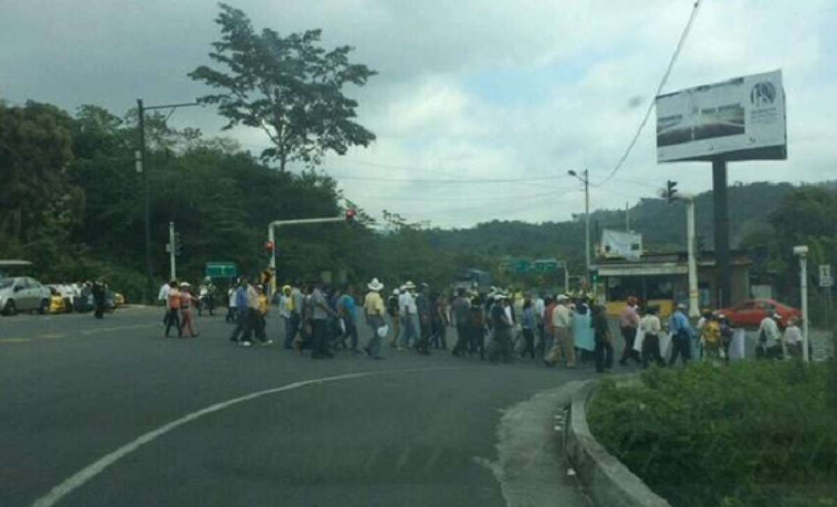 Polic&iacute;a evit&oacute; que manifestantes cierren la v&iacute;a Paj&aacute;n-Jipijapa