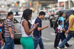 En las calles 9 de Octubre varias personas cruzan apresuradas, mientras contestan mensajes en sus tel&eacute;fonos. William Orellana / El Tel&eacute;grafo