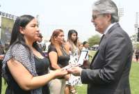 El presidente Guillermo Lasso entregó los reconocimientos a los familiares de los policías caídos en servicio. 