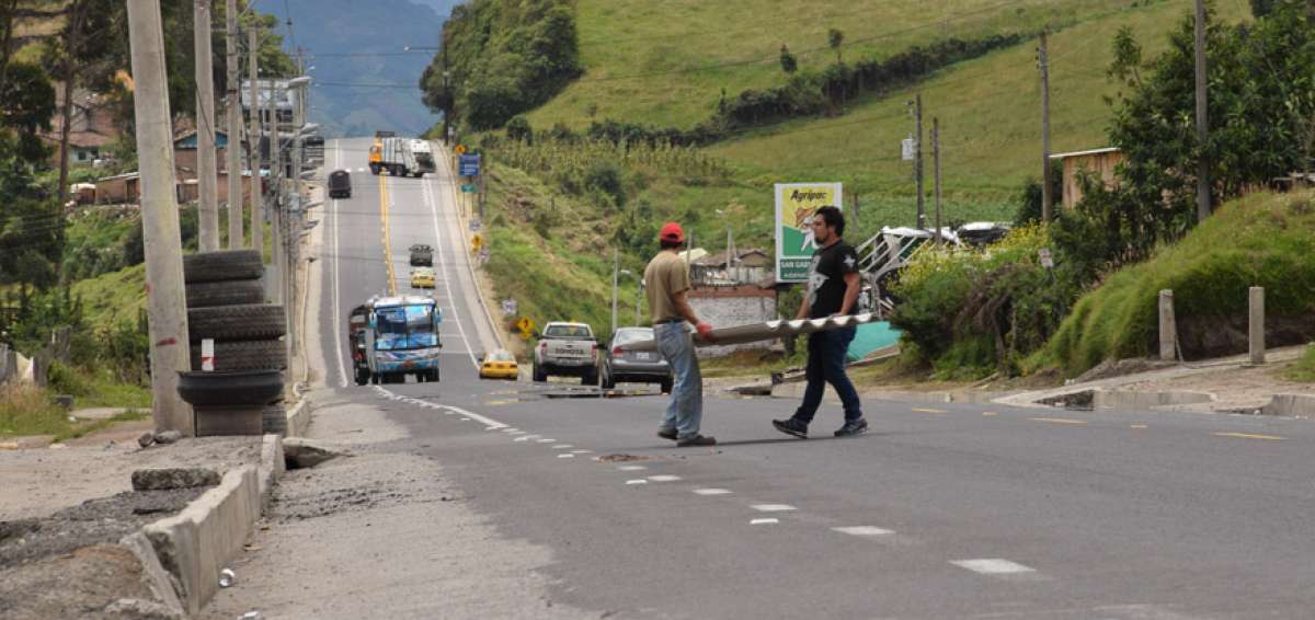 En la Panamericana Norte, los habitantes deben sortear el flujo vehicular para realizar sus actividades. 