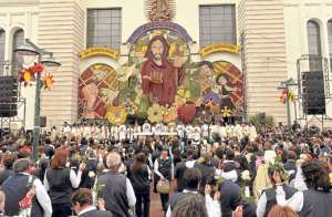 La obra fue empotrada, sobre una estructura de 14 metros de ancho por 10 de alto, en el atrio de La Catedral. Foto: Roberto Ch&aacute;vez / El Tel&eacute;grafo