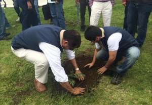 Previo al Enlace Ciudadano, el presidente Rafael Correa particip&oacute; sembrando una planta a favor de la campa&ntilde;a Siembrat&oacute;n. FOTO: Tomada de la cuenta Twitter @Presidencia_