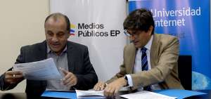 Luis Eduardo Velarde, gerente de Medios P&uacute;blicos; y Gabriel Garc&iacute;a Prieto, representante de la Universidad Internacional de La Rioja, durante la firma del convenio.