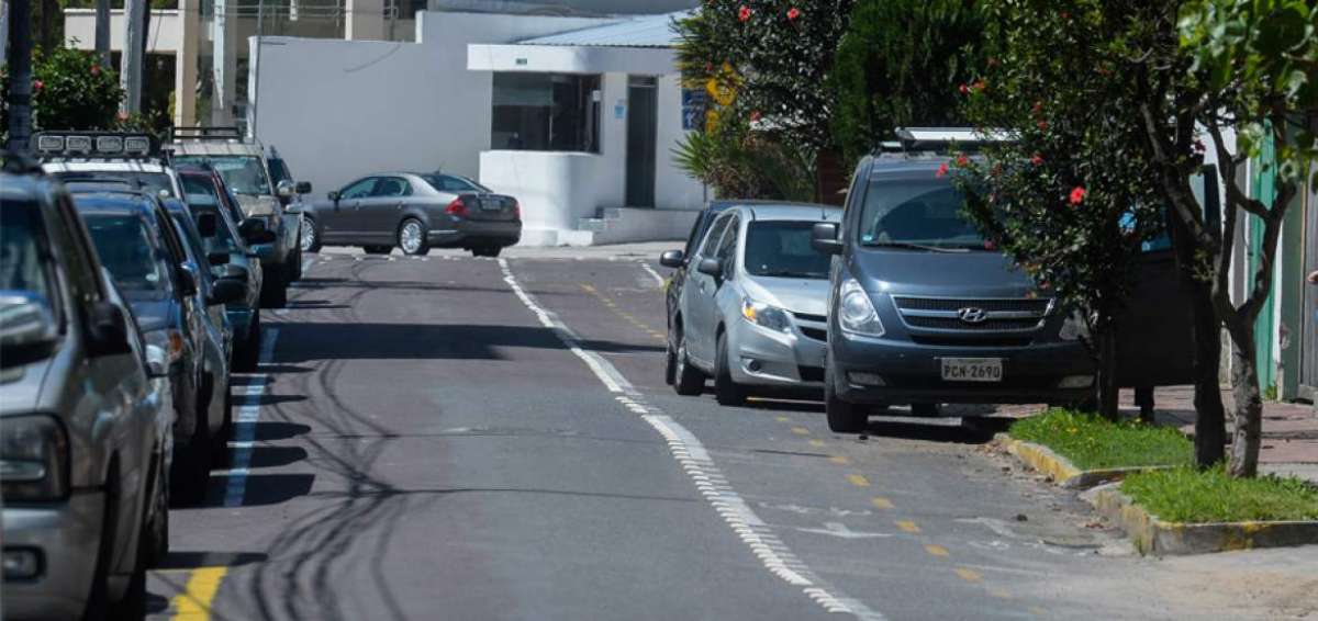 Ayer, cerca de las 11:00, 3 veh&iacute;culos estaban estacionados sobre la ciclov&iacute;a de la calle San Salvador.