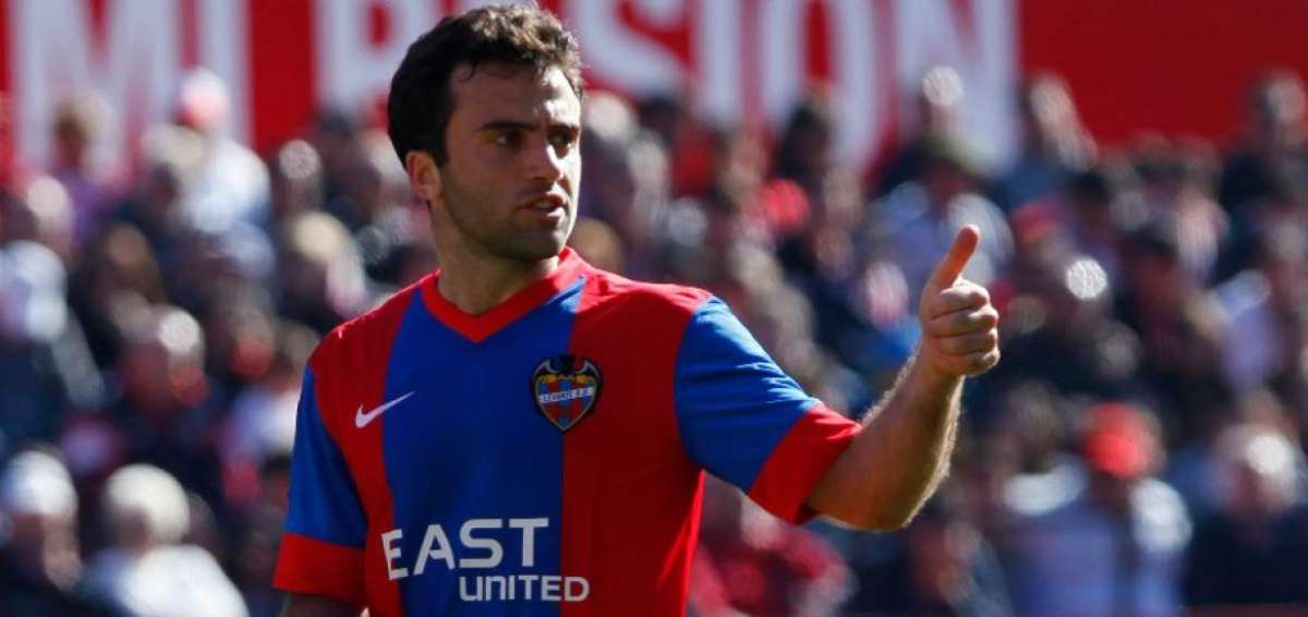 El delantero italiano Giuseppe Rossi remat&oacute; con la zurda un saque de banda bombeado al coraz&oacute;n del &aacute;rea, para darle el triunfo al Levante.