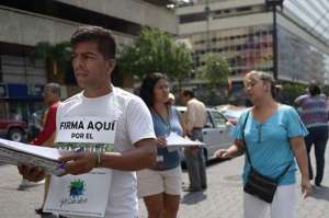 Voluntarios del grupo Yasunidos recogieron firmas de respaldo ayer en Guayaquil. Foto: Pilar Vera 