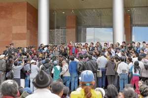 Unas 150 personas realizaron una protesta exigiendo la legalizaci&oacute;n de sus barrios, el 25 de junio pasado. Foto: Archivo/ El Tel&eacute;grafo