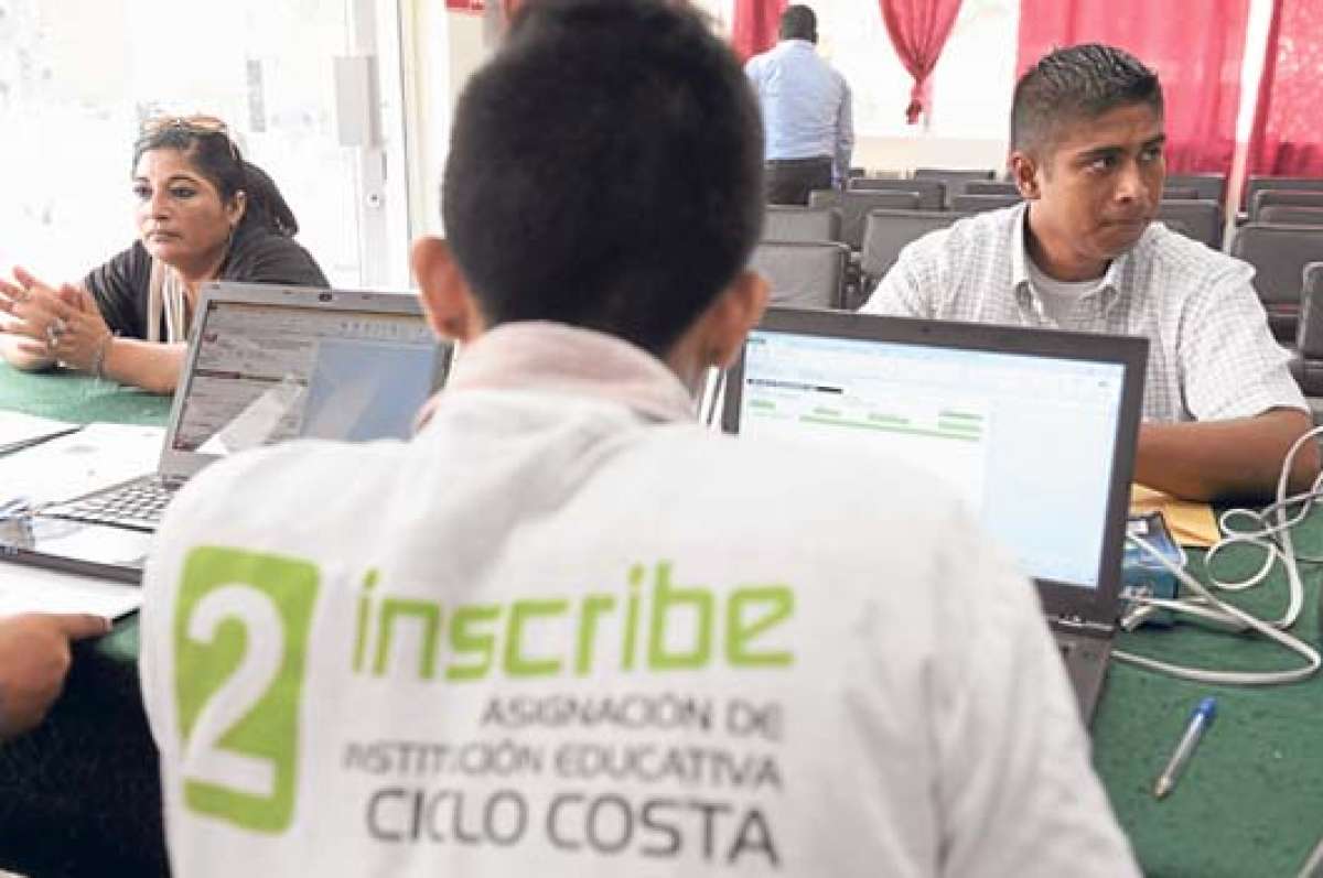 Hasta el mediod&iacute;a de ayer se acercaron pocos padres de familia para inscribir a sus hijos. El Ministerio de Educaci&oacute;n prev&eacute; que la demanda aumente. Foto: Miguel Castro / El Tel&eacute;grafo