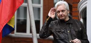 El retiro del asilo a Assange se ampara en Derecho