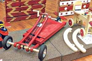 Los tradicionales carros de juguete, que se construyen por lo general con pl&aacute;stico u otros materiales, fueron confeccionados con madera para la exposici&oacute;n. Foto: Jhon Guevara.