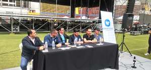 &rarr;La directiva de So High Events, con Juan Fernando Velasco, presidente de Sayce, en el conversatorio con la prensa en el Ol&iacute;mpico Atahualpa, en Quito.   