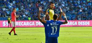 Joao Rojas y Daniel Angulo festejan uno de los goles con los que Emelec venci&oacute; 3-1 a Olmedo, en el Capwell.