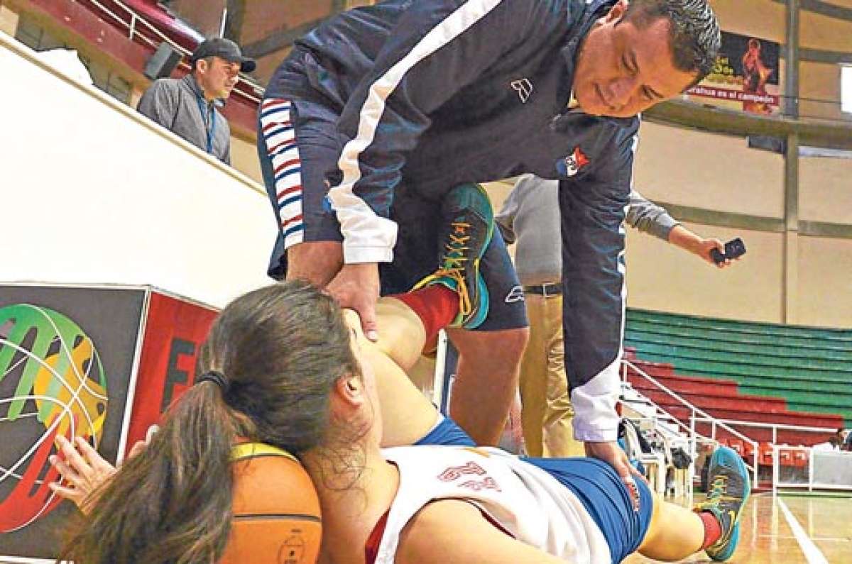 Las selecciones tuvieron un espacio de entrenamiento de 90 minutos un d&iacute;a antes que inicie el torneo. Foto:  Roberto Ch&aacute;vez / El Tel&eacute;grafo.