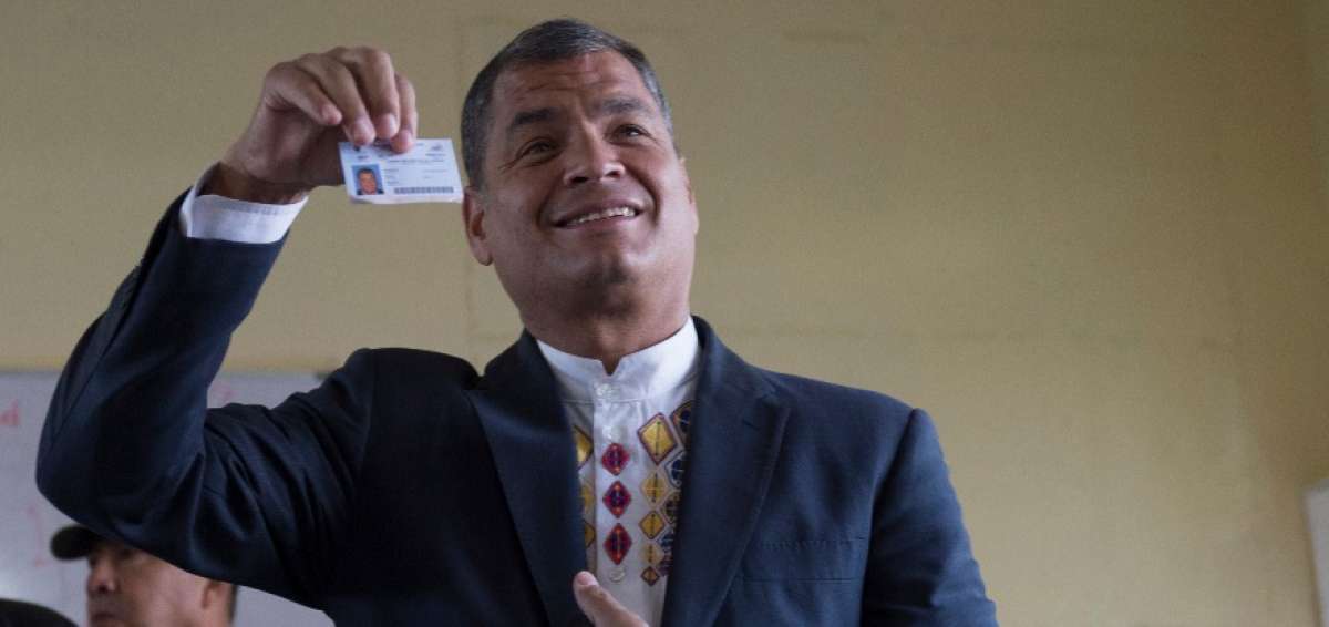 El presidente Rafael Correa vot&oacute; en el Colegio San Francisco de Quito.