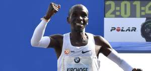 Eliud Kipchoge festeja con euforia su triunfo en la Marat&oacute;n de Berl&iacute;n (Alemania), en septiembre de 2018.