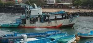 El pesquero &lsquo;Ni&ntilde;o Ricky&rsquo; tuvo una aver&iacute;a frente a Playa de los Marinos. 
