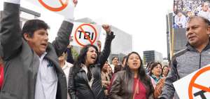 Emprendedores de la Econom&iacute;a Popular y Solidaria y miembros de micro y peque&ntilde;as empresas realizaron un plant&oacute;n de apoyo a la denuncia de los TBI.