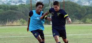 El defensa Edwin Rodr&iacute;guez (i) disputa el bal&oacute;n con su compa&ntilde;ero Piero Hincapi&eacute; durante un entrenamiento de la selecci&oacute;n ecuatoriana sub-17 en Goiania, previo al segundo partido del Grupo B contra la selecci&oacute;n nigeriana.