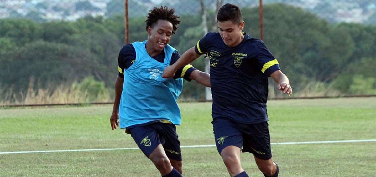 El defensa Edwin Rodr&iacute;guez (i) disputa el bal&oacute;n con su compa&ntilde;ero Piero Hincapi&eacute; durante un entrenamiento de la selecci&oacute;n ecuatoriana sub-17 en Goiania, previo al segundo partido del Grupo B contra la selecci&oacute;n nigeriana.