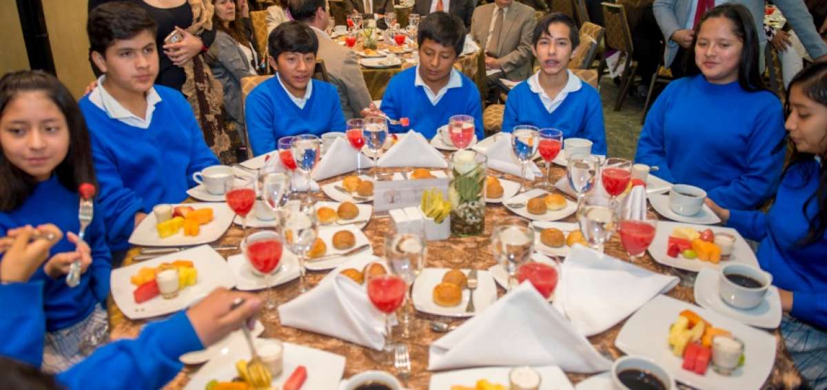 Estudiantes asistieron a la presentaci&oacute;n de las Gu&iacute;as Alimentarias de Ecuador.